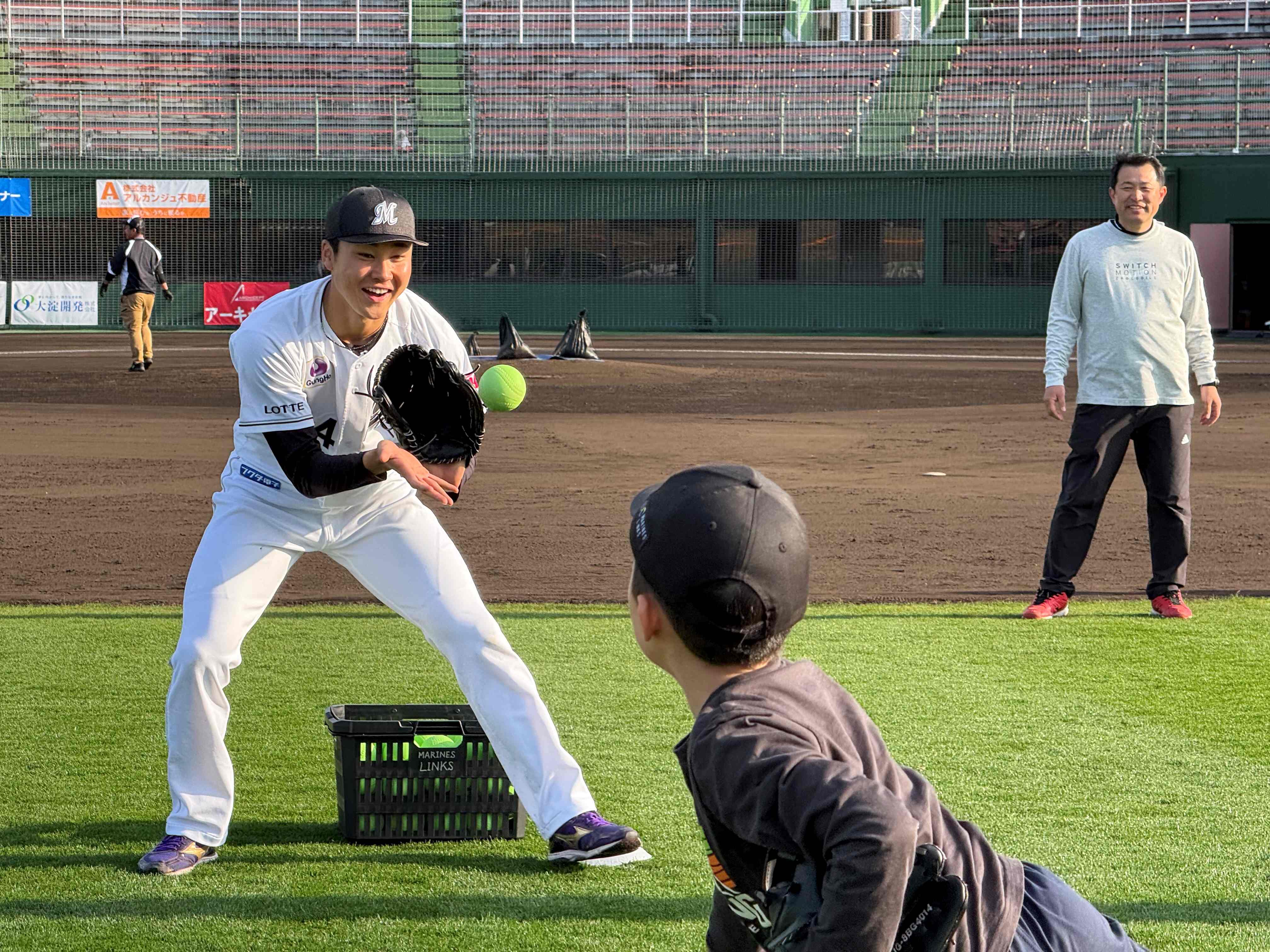 lanzador Koshiro Hiroike interactuando con niños [Foto: proporcionada por el equipo de béisbol]