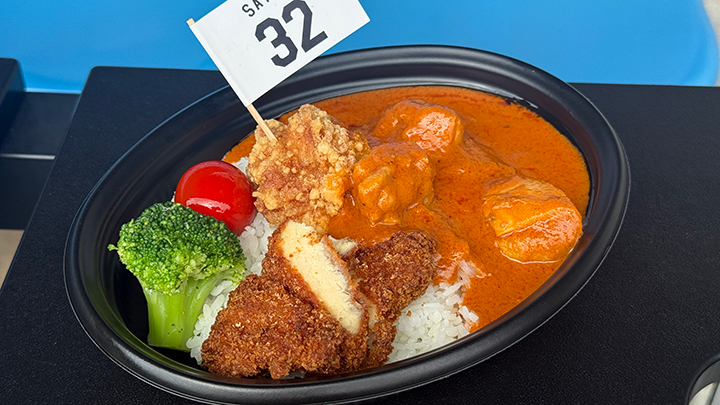 3種のチキンを盛り付けた、スパイス香る絶品カレー【パ・リーググルメ部 #181】