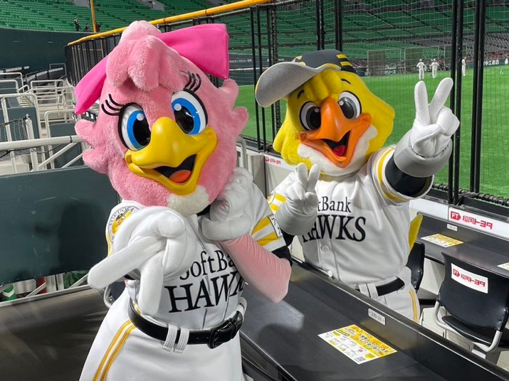 ハリーくん(写真右)はハニーちゃんについて「ダンスがキュート! ドームを明るくしてくれる存在!」と教えてくれました。【Ⓒ SoftBank HAWKS】