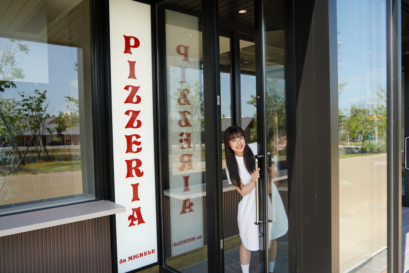 店舗入り口にて