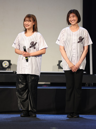 ステージで共演するASUKAさん(左)とKAORIさん(右) ©C.L.M.