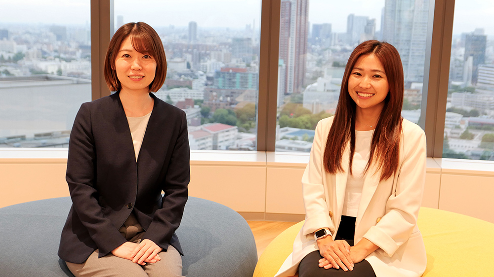 (左)PLMパートナーシップ営業部 キャリア開発グループ 藤井頼子さん(右)パーソルキャリア プロダクト&マーケティング事業本部 ブランド・マーケティング本部 スポーツビジネス推進グループ 山口世令奈さん