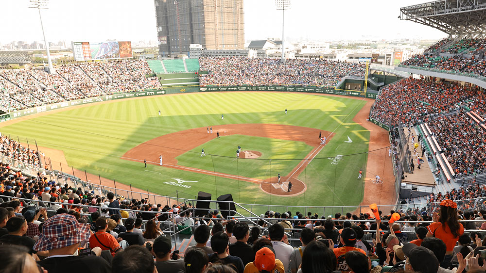 写真2：統一の新たな本拠地、台南亜太メイン球場。こけら落としとなった3月29日の試合では、屋外球場の観客動員として新記録となる2万3,500人を集めた　©CPBL