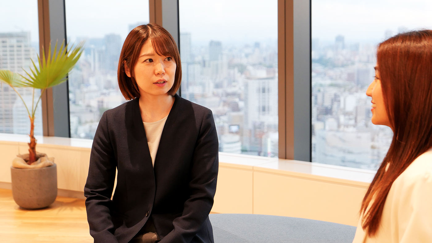 藤井頼子さん/2021年にパシフィックリーグマーケティング株式会社に中途入社。新卒で大手鉄道会社へ入社し、駅ナカ店舗開発や広報に従事。スポーツ業界へ転職し、アスリートのキャリア支援事業、オリックス・バファローズの球団職員を経て、現職。国家資格キャリアコンサルタント。