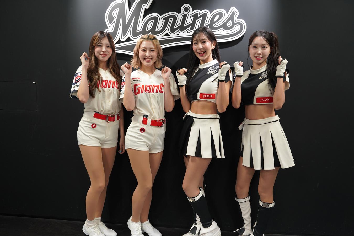(左起) KONOMI先生，YUKA先生，Moku Nagyen先生，Baku Dambi先生。兩隊交換服裝