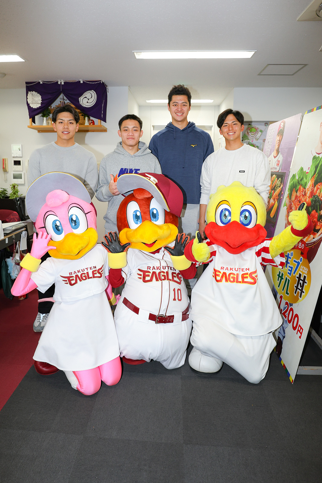 2025年1月、新入団選手と交流した(写真前列左から)クラッチーナ、クラッチ、スイッチ【©Rakuten Eagles】