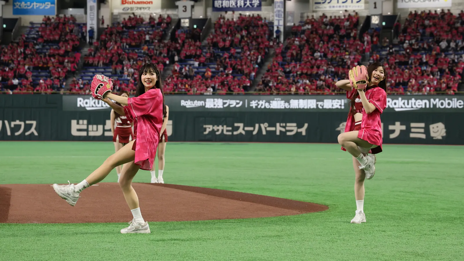 楽天スーパーナイターでセレモニアルピッチも務めた高橋佳帆さん（左）、穎樂（インルー）さん（右）©Rakuten Eagles