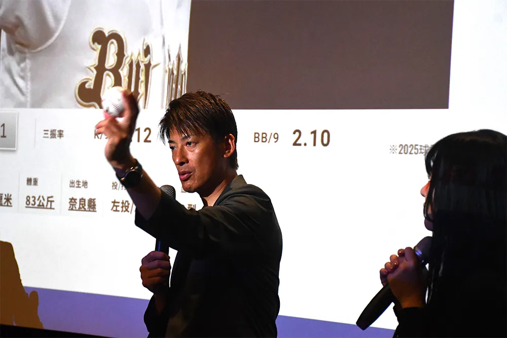 スライダーの「切り方」を説明する能見氏【©PLM】