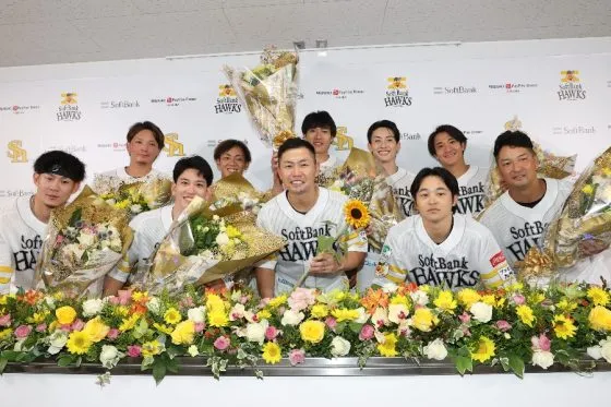 中村晃の引退会見、柳田や周東ら9人がサプライズ登場　会見では涙も…最後は笑顔で感謝