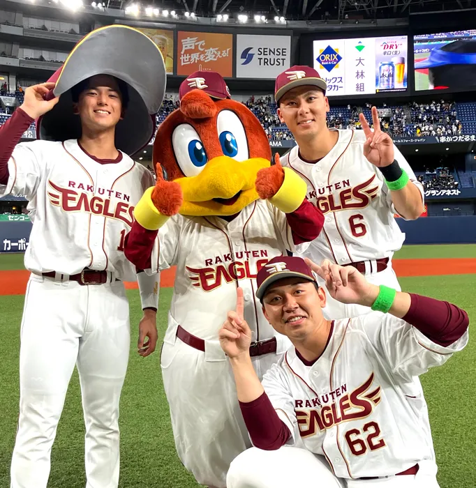 【思い出の1枚】「楽天イーグルスの仲の良さが伝わる1枚を選びました! 宗山選手と帽子を交換してニッコリ!」(写真提供:クラッチ)