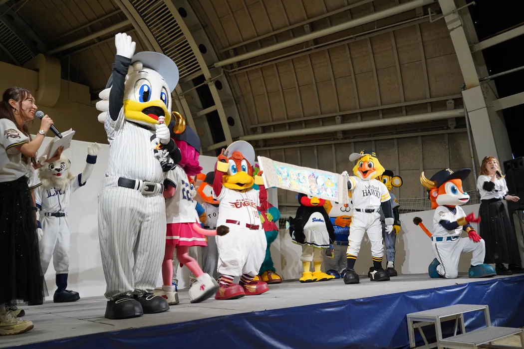 クラッチの力作を競りにかけようとするマーくんたち