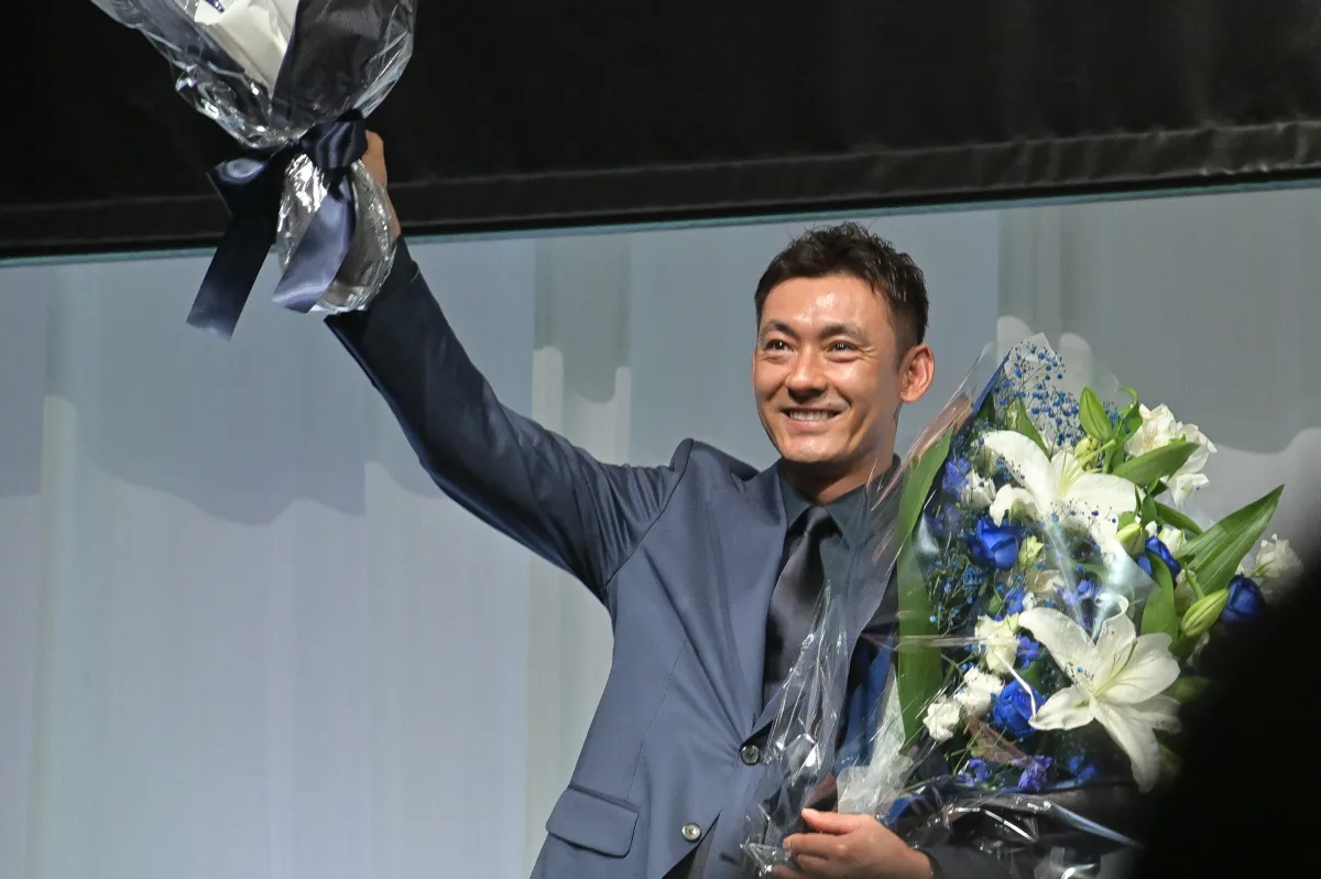 El jugador Kuriyama agitando un ramo de flores hacia la cámara de video ©PLM