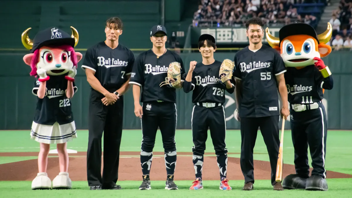 左から、バファローベル、糸井嘉男さん、安達了一内野守備・走塁コーチ、藤原丈一郎さん、T-岡田さん、バファローブル【撮影：丹羽海凪】