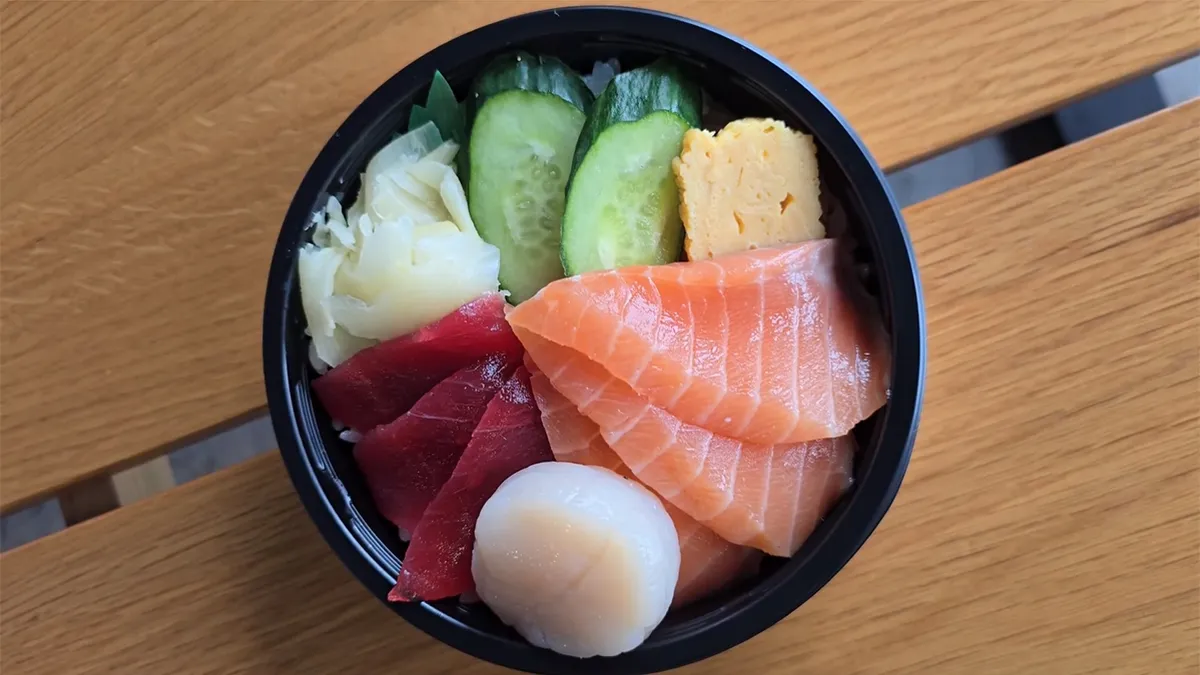 エスコンフィールドで味わう海の幸。北海道の贅沢な「海鮮三色丼」【パ・リーググルメ部 #105】