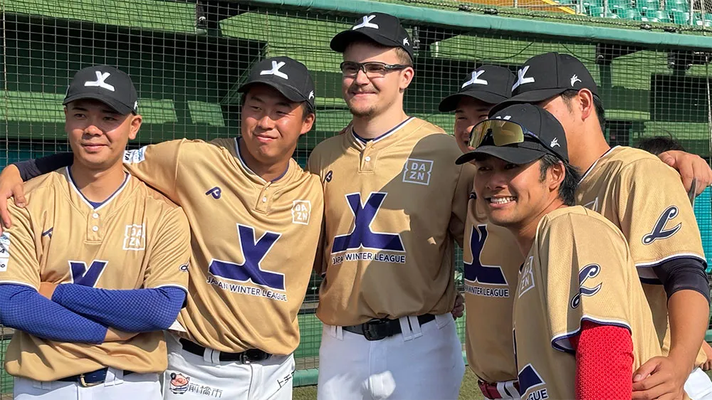 JWLでともに戦ったチームメートと記念撮影。国籍や立場を超えた交流も、このリーグの大きな特徴だ　【©JWL】