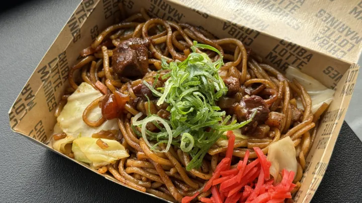 神戸名物「ぼっかけ」の味をZOZOマリンで！ 「ぼっかけ焼きそば」が登場【パ・リーググルメ部 #59】