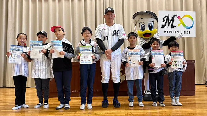 千葉ロッテ・廣畑敦也が小学校訪問　「マリーンズ算数ドリル」を贈呈