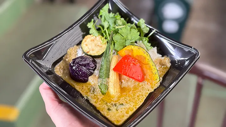 カラフル夏野菜がたっぷり！　スパイス香る本格派グリーンカレー【パ・リーググルメ部 #102】