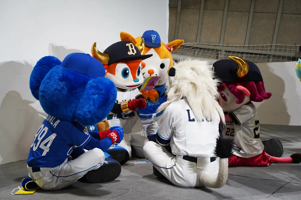 以心伝心ゲーム中、ステージ後ろで何やら話し込む皆さん