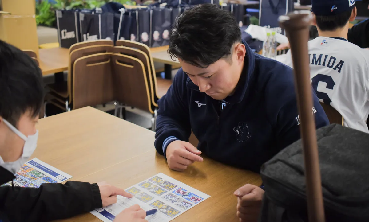 デザインを確認する渡部選手。「めちゃくちゃいい!」と納得の様子です【写真:著者撮影】