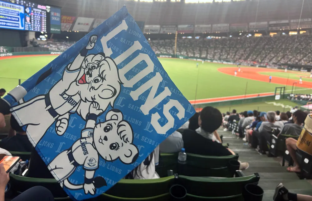 レオとライナが描かれたミニフラッグ。他にも選手がデザインされたものなど種類も豊富です ©PLM