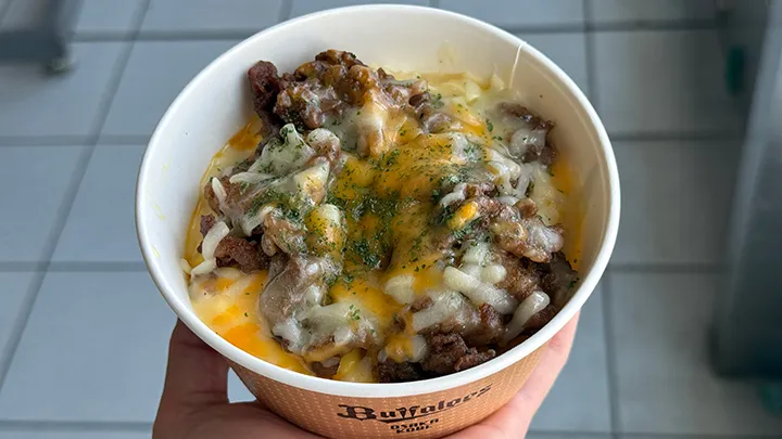 ふわとろ卵にチーズをオン！　甘めのタレの牛カルビ丼【パ・リーググルメ部 #140】