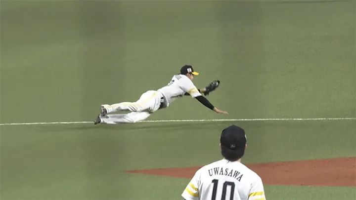 川瀬晃が守備でみせた！　打っては2安打1打点と好守に躍動