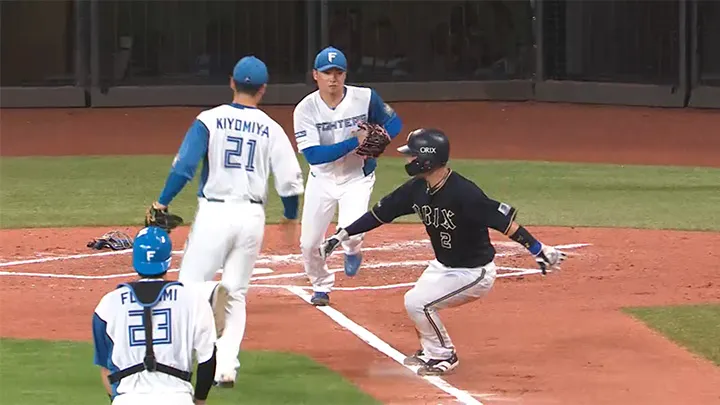 走者が“粘り勝ち”！　挟殺プレーで見せた好走塁を動画で紹介