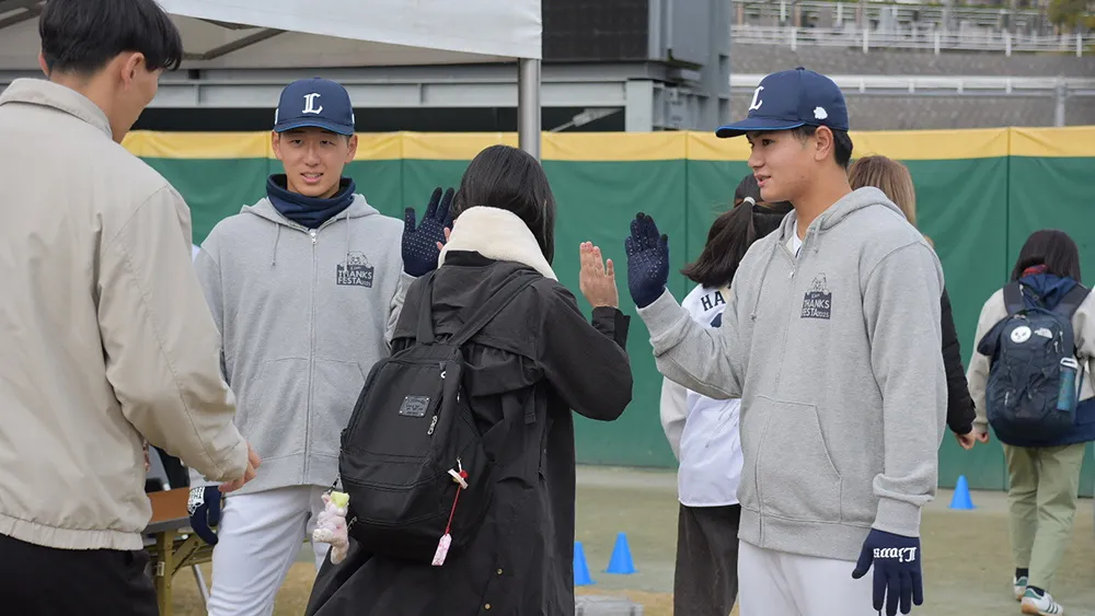 『アーリーワーク』に参加した篠原響投手、龍山暖選手©PLM