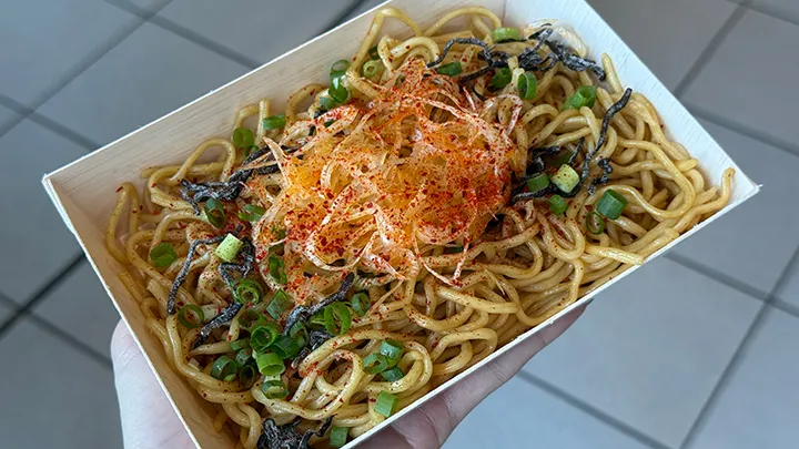 焼きそば専門店の「しお焼きそば」に辛ネギを添えて【パ・リーググルメ部 #76】