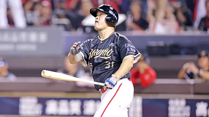 現役最終打席で、自身の通算本塁打記録を更新する305号を放った味全・林智勝。©CPBL