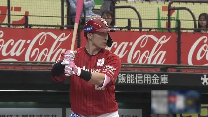 伊藤光が移籍後初ホームラン！　古巣・横浜DeNA戦でバックスクリーン弾