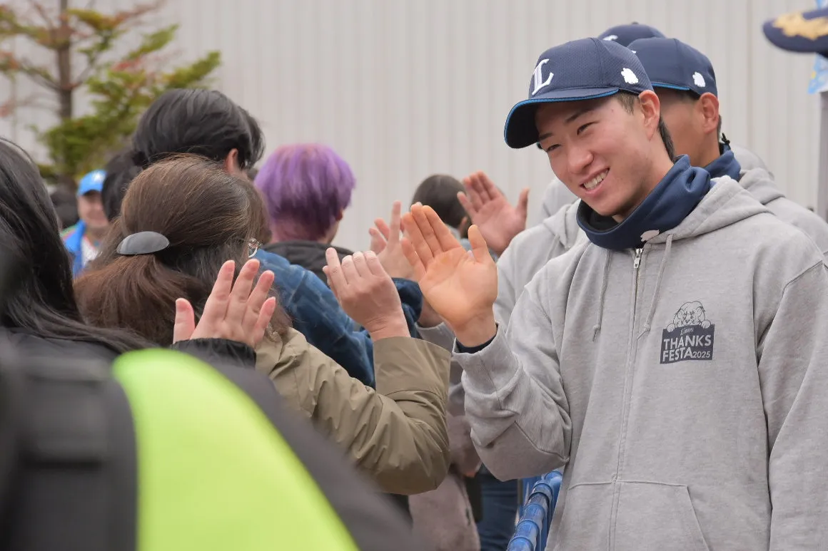 ハイタッチでファンを出迎える齋藤大翔選手【写真：著者撮影】