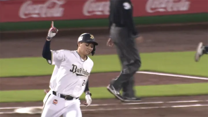 紅林弘太郎が9号ソロ　岸孝之の直球を捉える