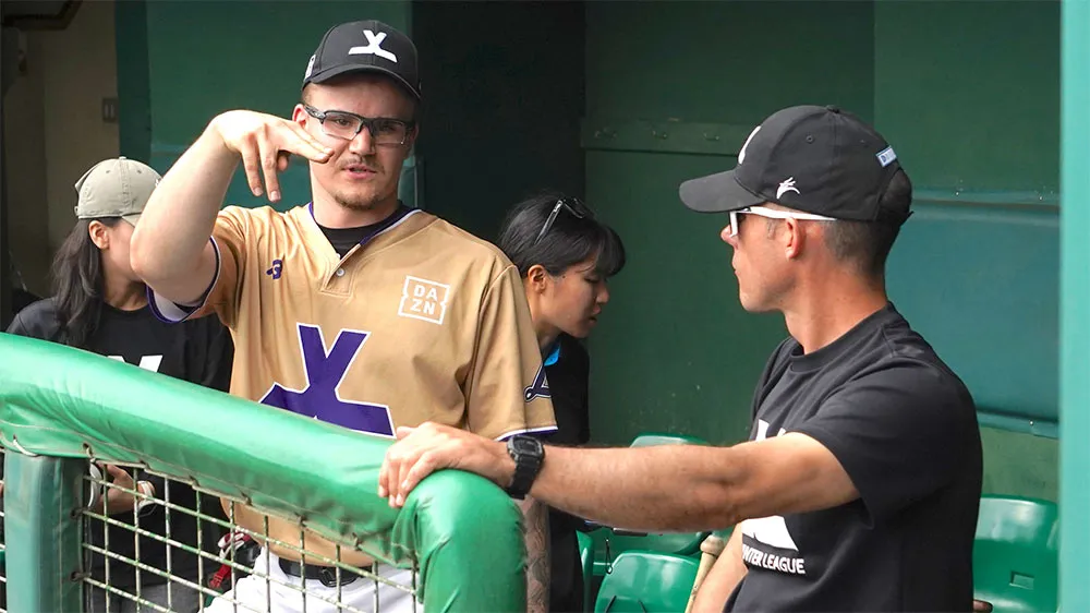 ベンチで言葉を交わすヴェチェルカとチェコ代表打撃コーチのアレックス・ダーハク氏（右）。旧知の指導者と現在地を確認する時間となった　【©JWL】