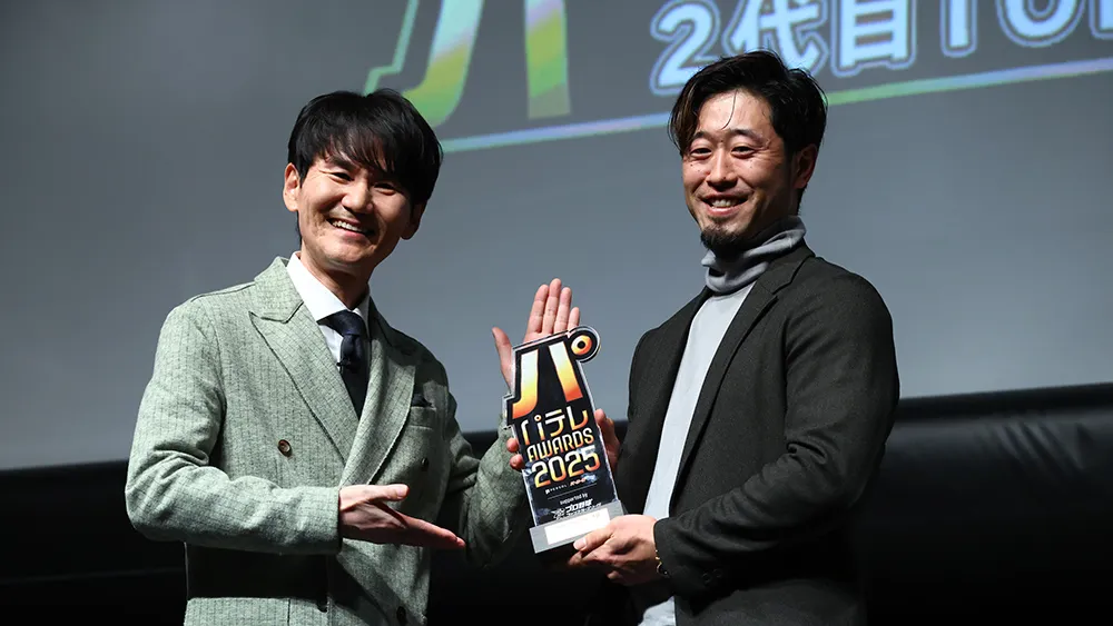 南原清隆さん(左)と『2代目TONOSAKI大賞』を受賞した埼玉西武・外崎修汰選手(右)©PLM