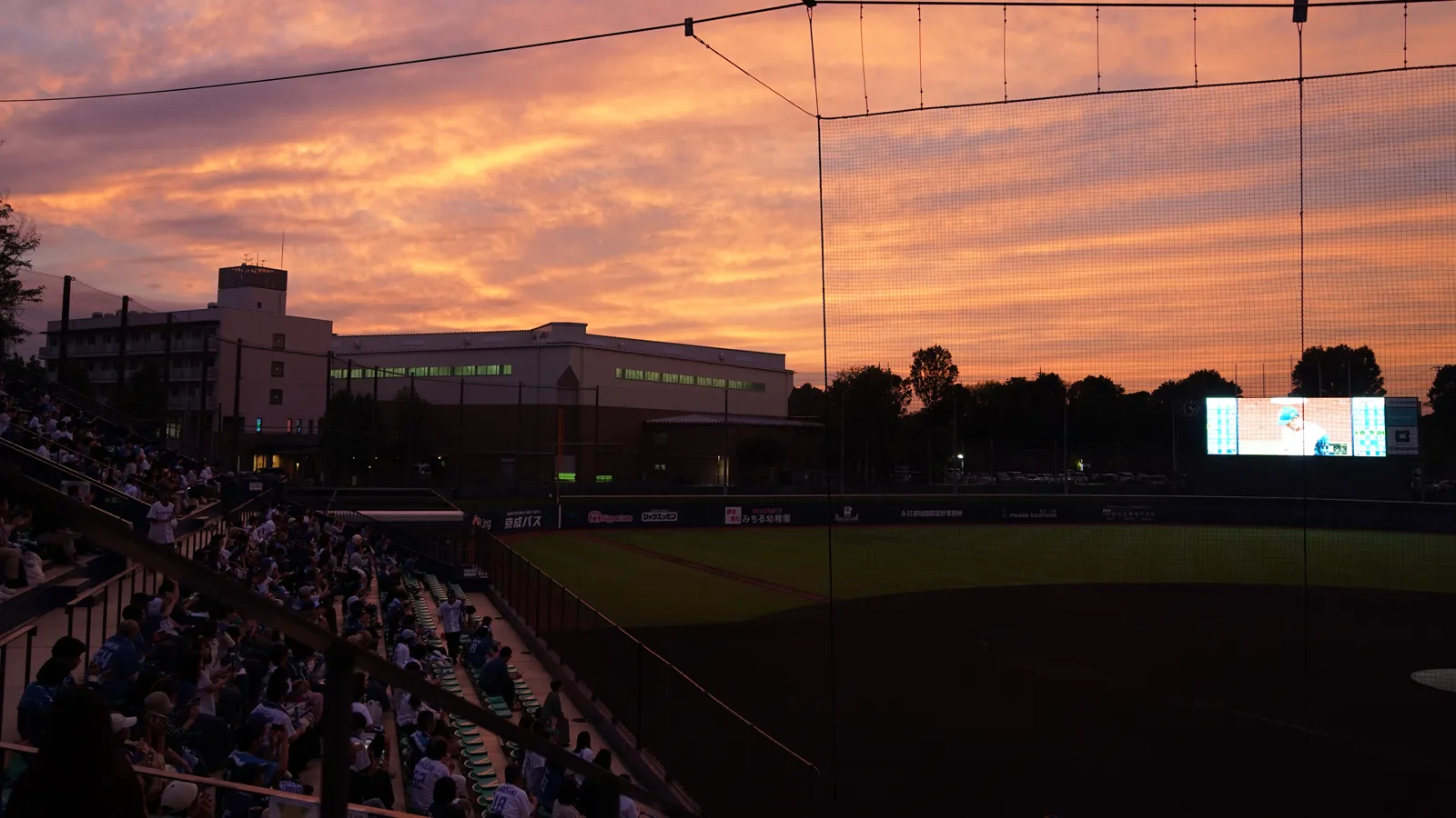 「あかね雲」が広がる鎌ヶ谷スタジアム　©︎PLM 