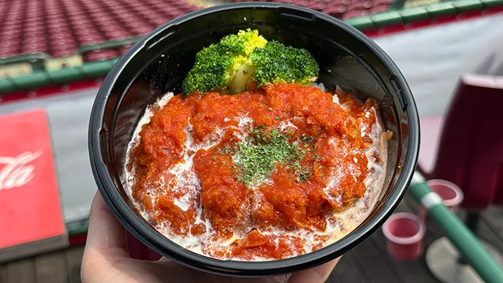 西垣雅矢の思い出の味をアレンジ！　とんかつ×チーズ×トマトソースの丼【パ・リーググルメ部 #178】
