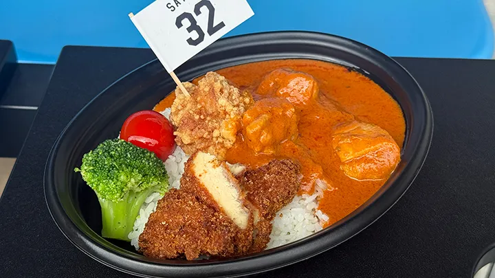3種のチキンを盛り付けた、スパイス香る絶品カレー【パ・リーググルメ部 #181】