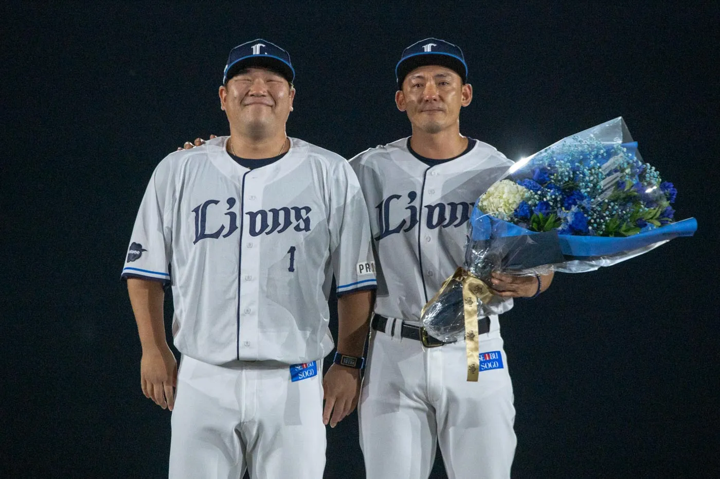 2001年ドラフト同期の2人はやがて「ライオンズの骨と牙」と呼ばれるように。感極まる栗山選手の隣で、中村剛也選手(写真左)は優しくにっこりとツーショット撮影におさまる。©PLM