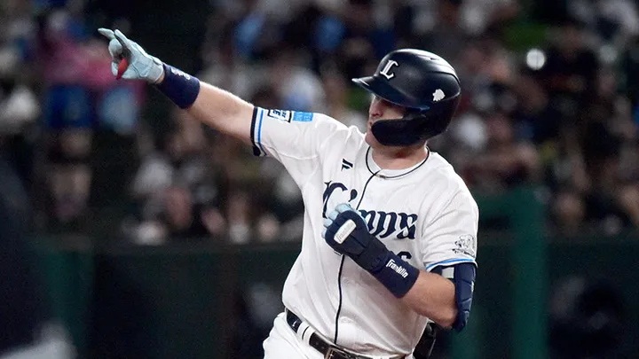 ホームランを打った後、レフトスタンドの声援に応える【写真：筆者撮影】