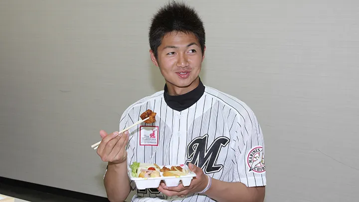 ルーキーイヤーの2008年に「唐川の唐揚げランチBOX」を試食する唐川侑己投手【球団提供】