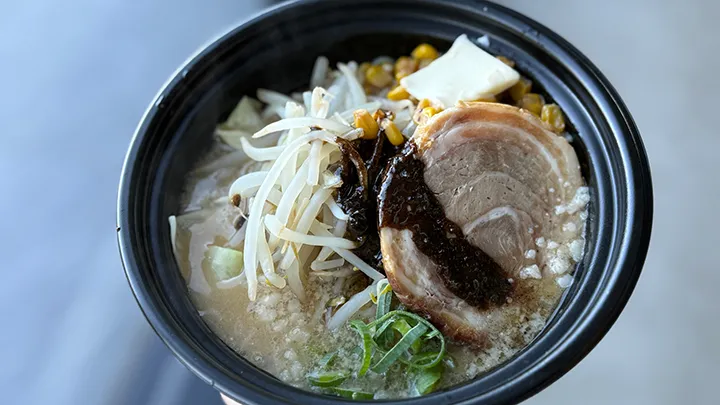 北海道らしさ満点！　がっつり味噌バターコーンラーメン【パ・リーググルメ部 #55】