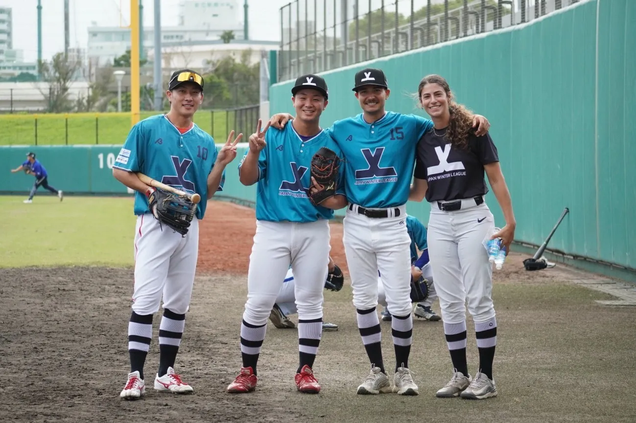 Sarah Edwards, quien se desempeñó como entrenadora de JWL la temporada pasada (actualmente es entrenadora de bateo de Chinatrust Brothers), y jugadoras participantes de Japón y del extranjero. [© Japan League Co., Ltd.]