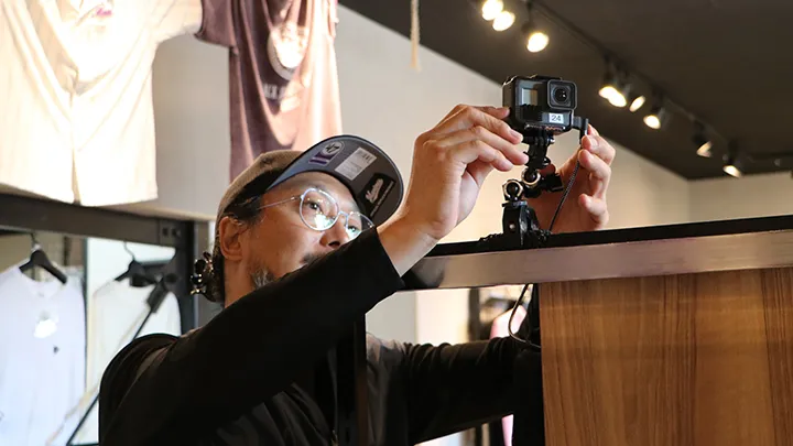 マリーンズストア ミュージアム店にも設置。お客さんが商品を手に取る様子を撮影する ©PLM