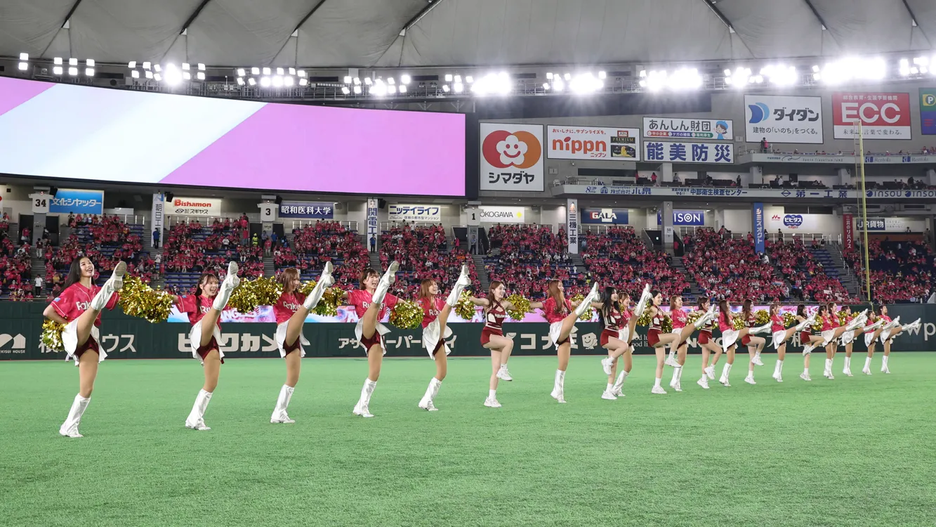 コラボパフォーマンスを披露する「東北ゴールデンエンジェルス」と「Rakuten Girls」©Rakuten Eagles