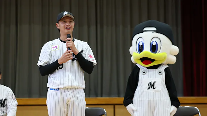 千葉ロッテ・毛利海大が小学1年生へのランドセルカバー贈呈式に参加！