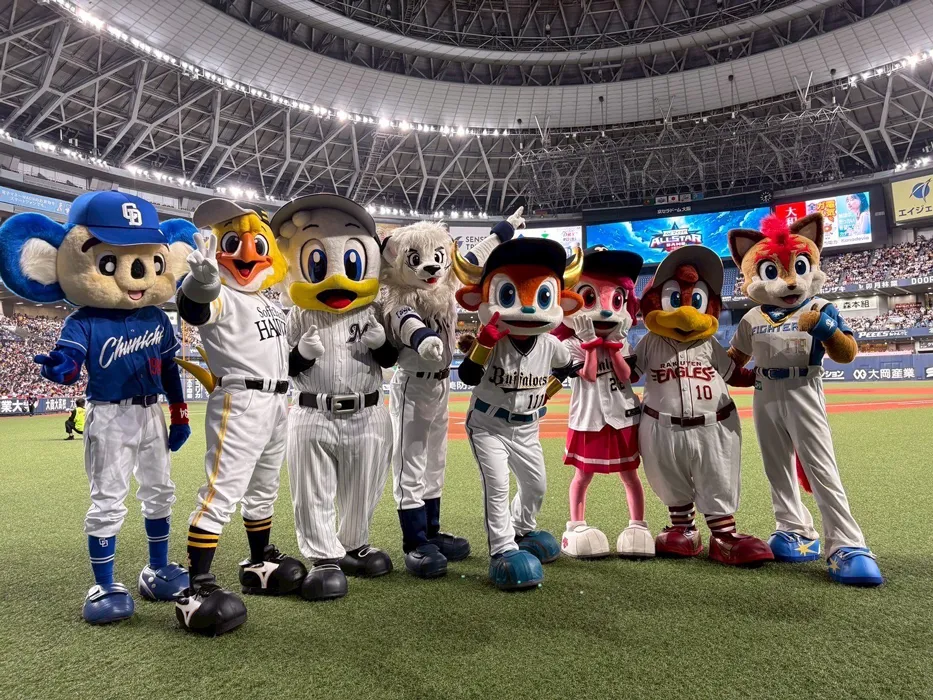 【思い出の1枚】「いつも仲良しパ・リーグチーム集合写真+1(あれ!?)」(写真提供:ハリーホーク)