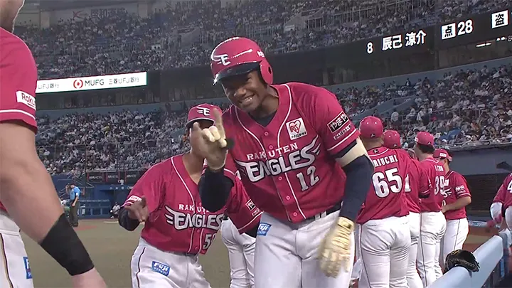 El cuarto jonrón de González, un batazo de dos carreras, pone a Tohoku Rakuten en ventaja, su primero desde el 31 de julio.