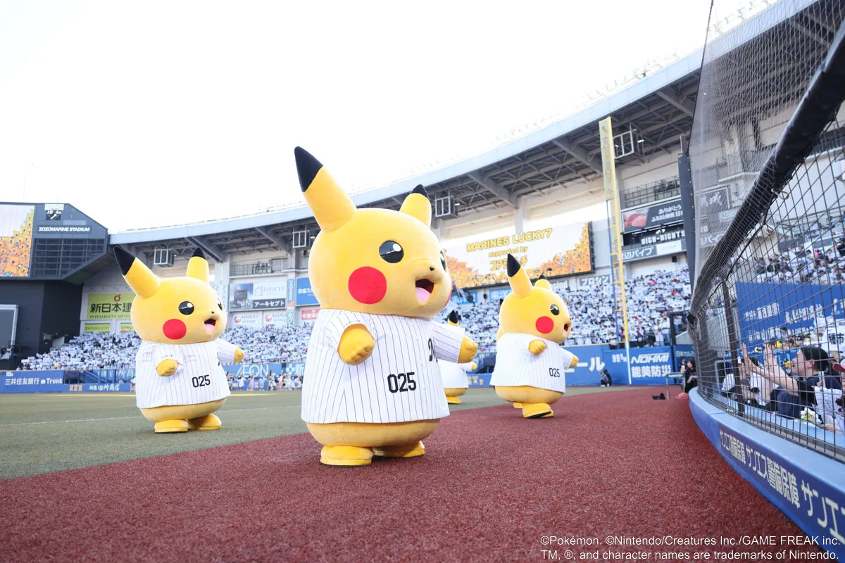 ラッキーセブンでも選手たちを応援【写真：球団提供】